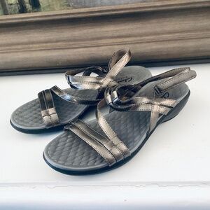 Womens 7 M Clarks Privo Bronze Metallic Strappy Slingback Sandals Shoes 65522